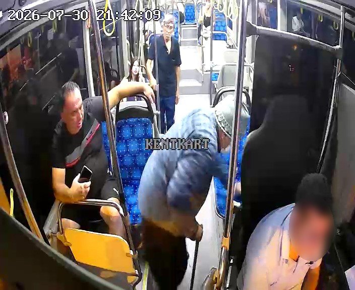 Gelen Şikayetler Üzerine Yaşlı Adam Kılığına Girip Halk Otobüslerini Denetledi