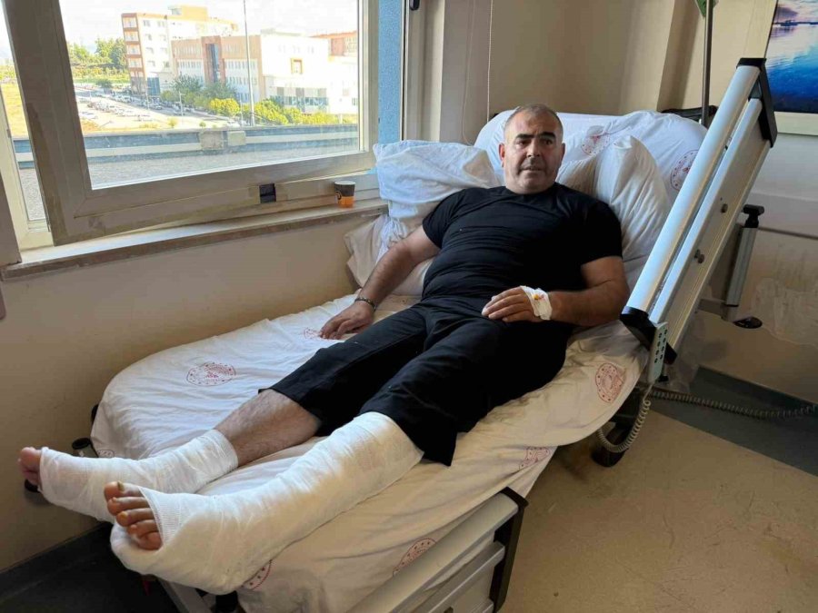 Antalya’da Yanan Kamyonun Sürücüsü, Karşıdan Gelen Araçları Görünce Aracı Bariyerlere Sürmüş