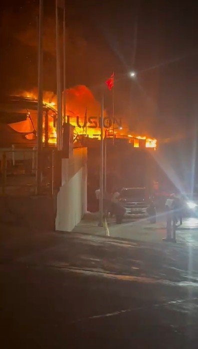 Alanya’da Alev Alev Yanan Eğlence Mekanı Küle Döndü