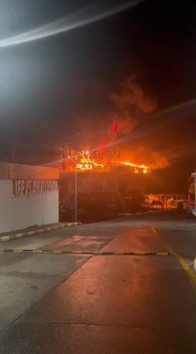 Alanya’da Alev Alev Yanan Eğlence Mekanı Küle Döndü