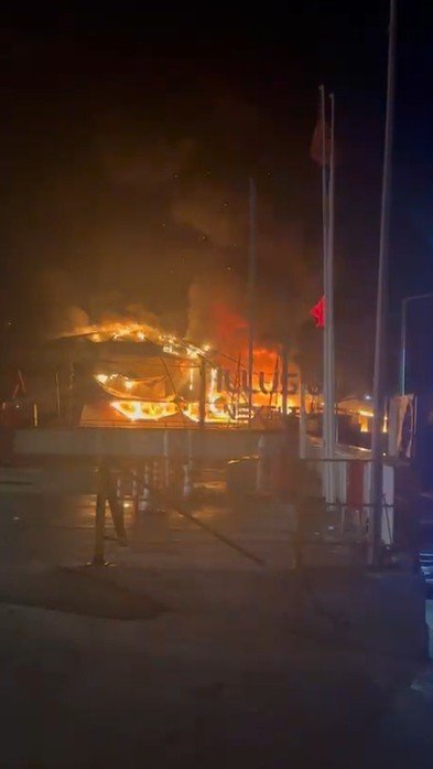 Alanya’da Alev Alev Yanan Eğlence Mekanı Küle Döndü