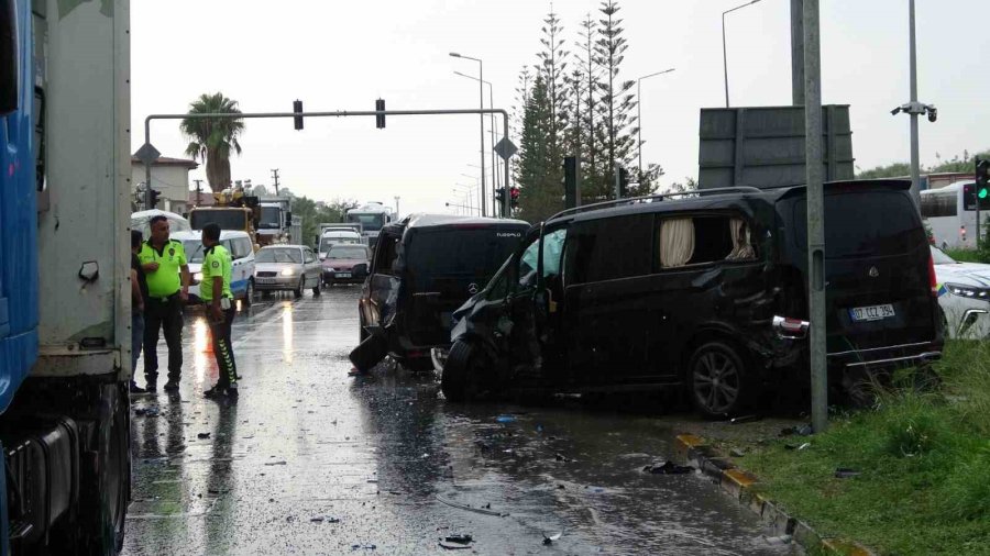 Kırmızı Işık İhlali Yapan Tır Vip Tur Araçlarına Çarptı: 2’si Turist 3 Yaralı