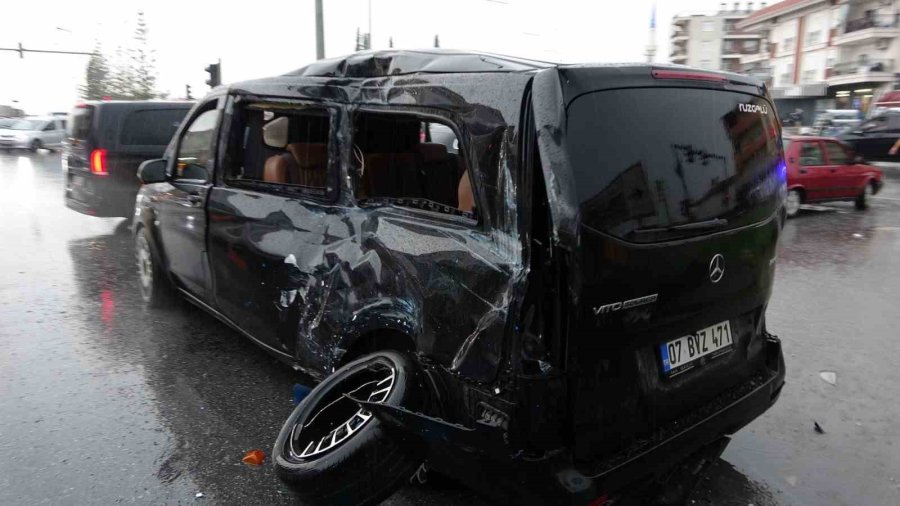Kırmızı Işık İhlali Yapan Tır Vip Tur Araçlarına Çarptı: 2’si Turist 3 Yaralı