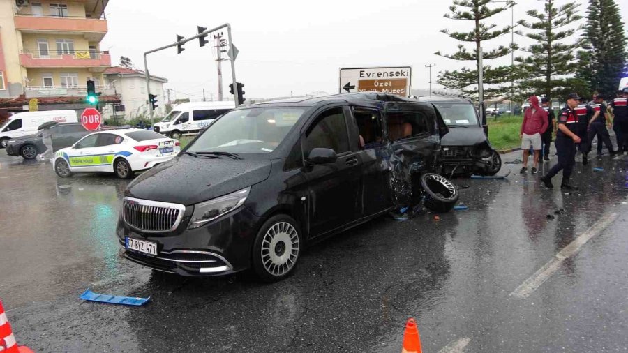 Kırmızı Işık İhlali Yapan Tır Vip Tur Araçlarına Çarptı: 2’si Turist 3 Yaralı