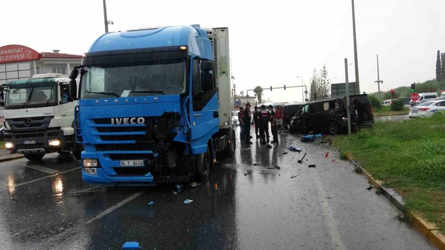 Kırmızı Işık İhlali Yapan Tır Vip Tur Araçlarına Çarptı: 2’si Turist 3 Yaralı