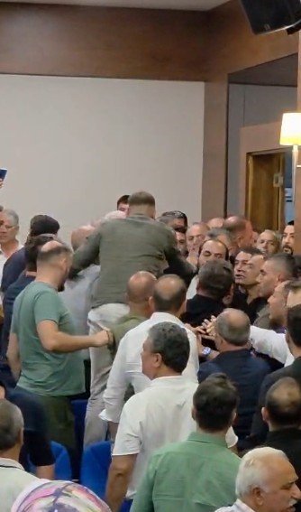 Chp’den İstifa Eden Konyaaltı Belediye Başkanı Kotan’ın Katıldığı Meclis Toplantısında Gerginlik Yaşandı