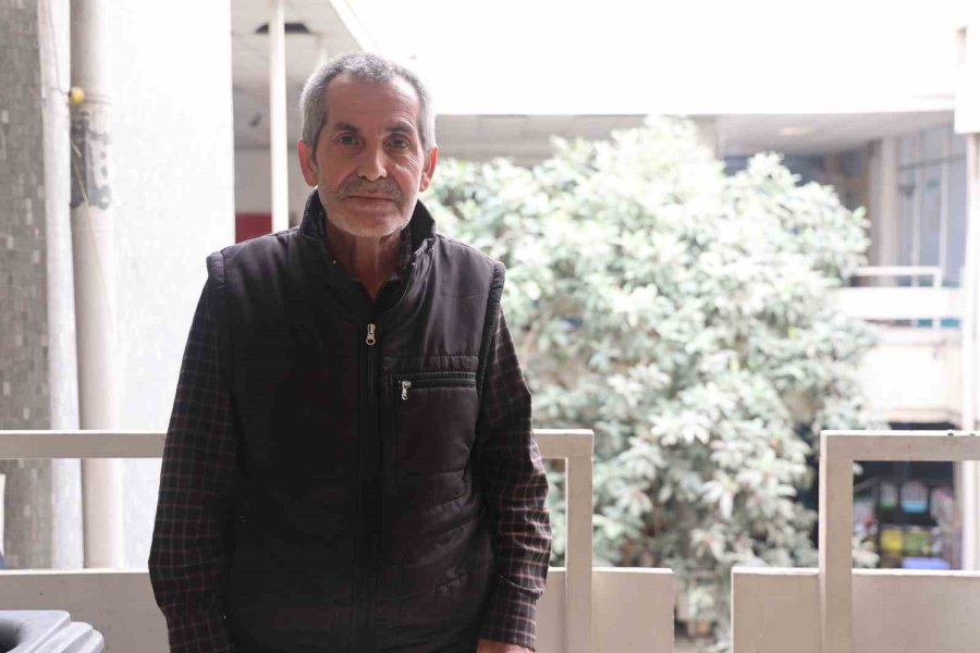 İş Hanının Ortasındaki Ağaçlar Dikkat Çekiyor