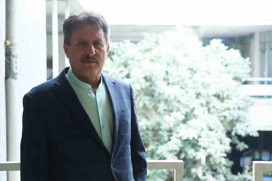 İş Hanının Ortasındaki Ağaçlar Dikkat Çekiyor