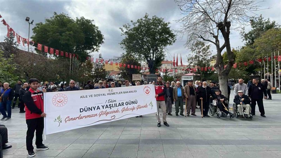 Karaman’da Dünya Yaşlılar Günü’nde Farkındalık Yürüyüşü