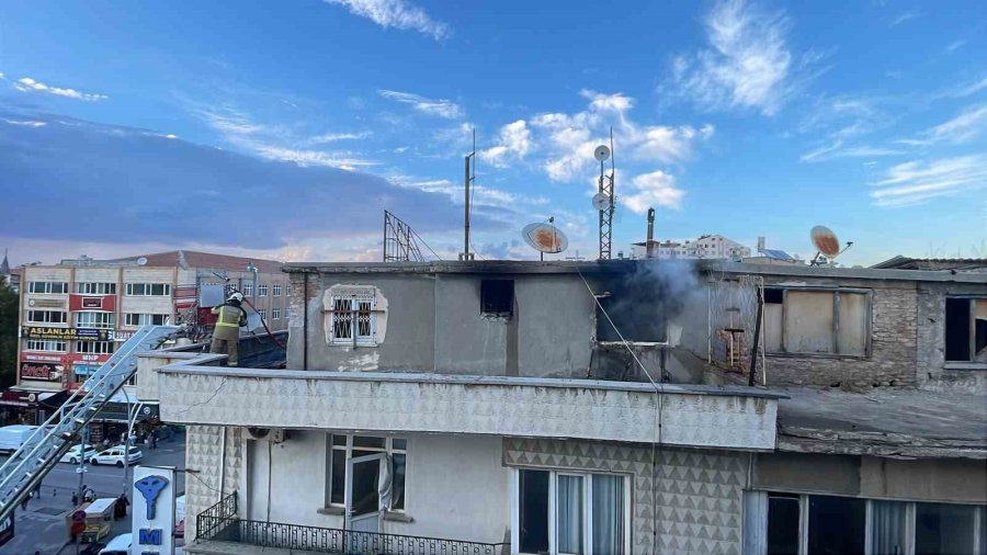 Karaman’da Çatı Katında Yangın Çıktı, Vatandaşlar Film İzler Gibi İzledi