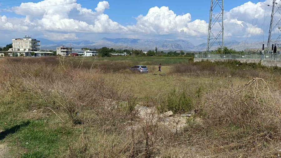 Tarlaya Uçan Otomobilden Burnu Bile Kanamadan Çıktı