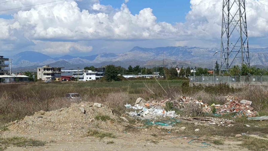 Tarlaya Uçan Otomobilden Burnu Bile Kanamadan Çıktı