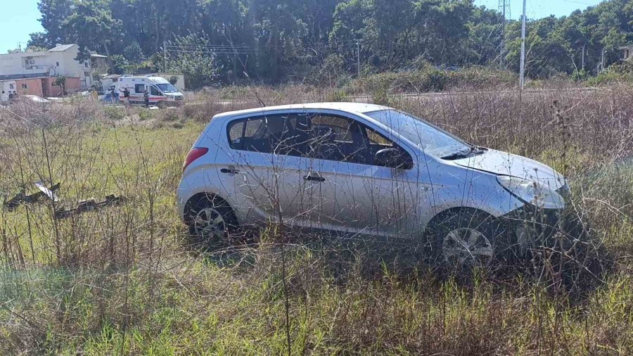 Tarlaya Uçan Otomobilden Burnu Bile Kanamadan Çıktı