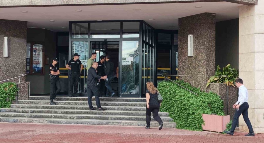 "mezitli Belediye Başkanı Tuncer, Yeni Parti Ve Medya Kuruluşuna Silahlı Saldırı Düzenlettirdi" İddiası