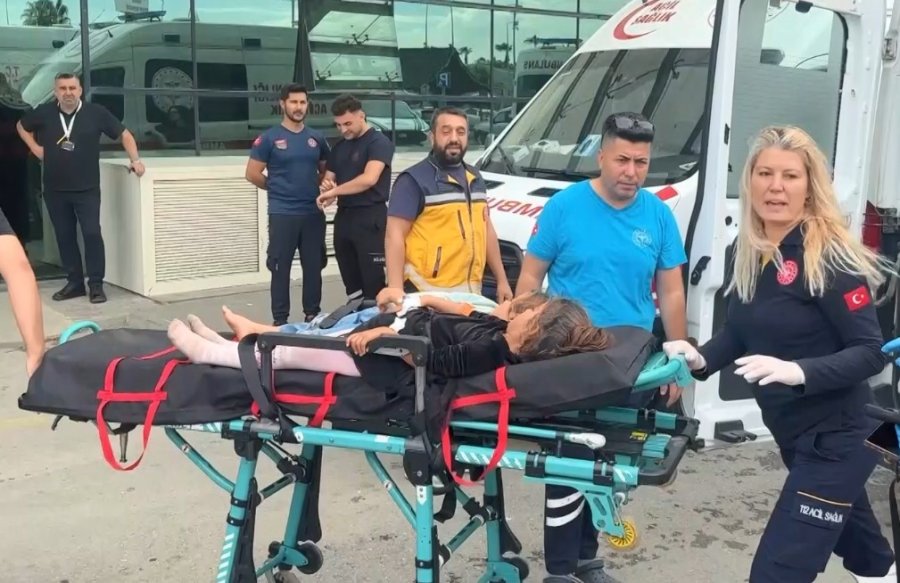 Otoyolda Minibüs Ve 2 Tırın Karıştığı Kazada 11 Kişi Yaralandı
