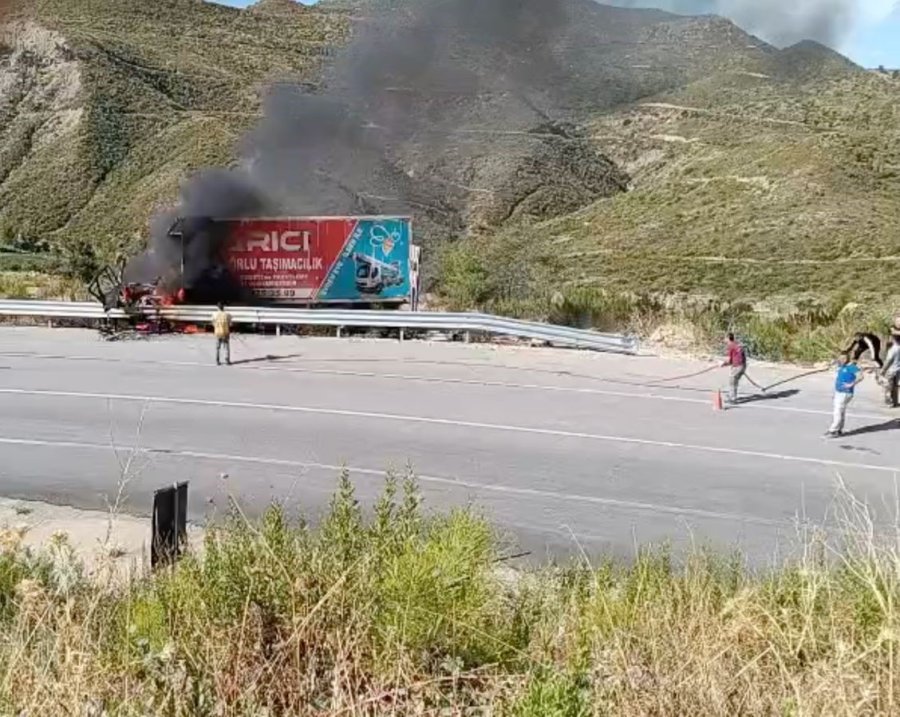Antalya’da Yanan Kamyonun Sürücüsü, Karşıdan Gelen Araçları Görünce Aracı Bariyerlere Sürmüş