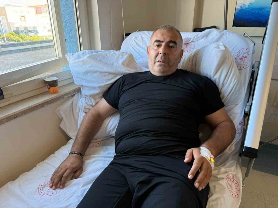 Antalya’da Yanan Kamyonun Sürücüsü, Karşıdan Gelen Araçları Görünce Aracı Bariyerlere Sürmüş