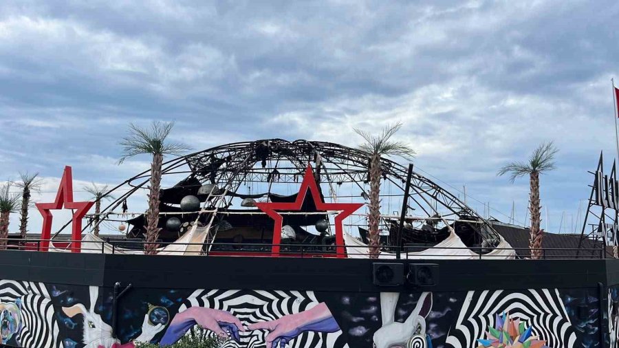 Alanya’da Alev Alev Yanan Eğlence Mekanı Küle Döndü