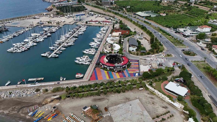 Alanya’da Alev Alev Yanan Eğlence Mekanı Küle Döndü