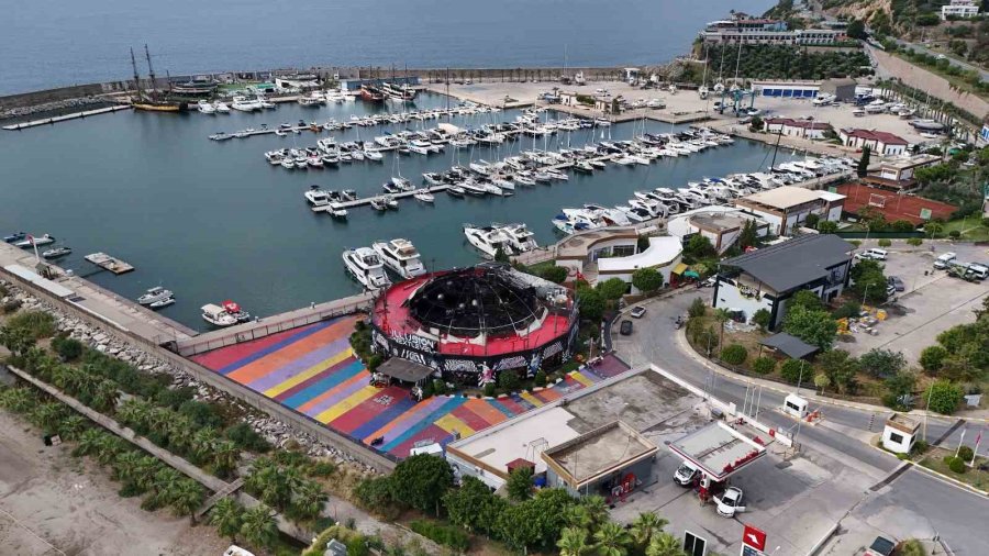 Alanya’da Alev Alev Yanan Eğlence Mekanı Küle Döndü