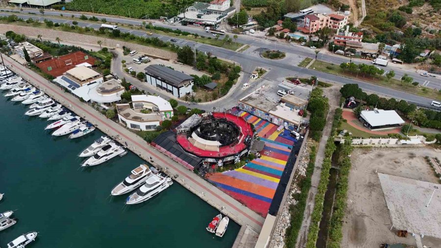 Alanya’da Alev Alev Yanan Eğlence Mekanı Küle Döndü