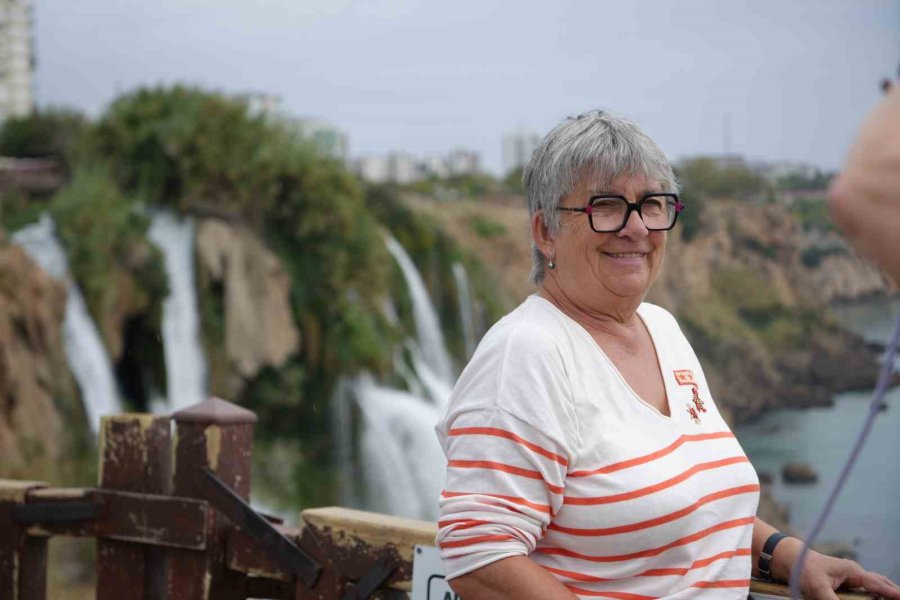 Antalya’da Turistler Yağmura Şemsiye, Şelaleye Objektif Açtılar