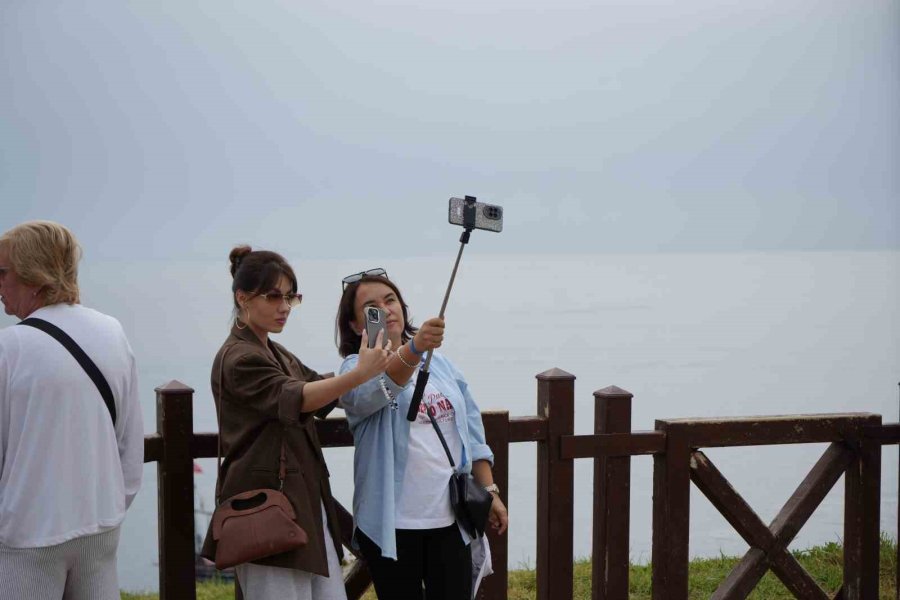 Antalya’da Turistler Yağmura Şemsiye, Şelaleye Objektif Açtılar