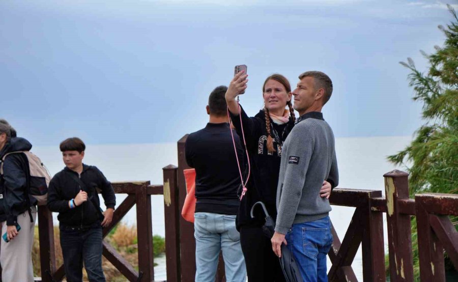 Antalya’da Turistler Yağmura Şemsiye, Şelaleye Objektif Açtılar