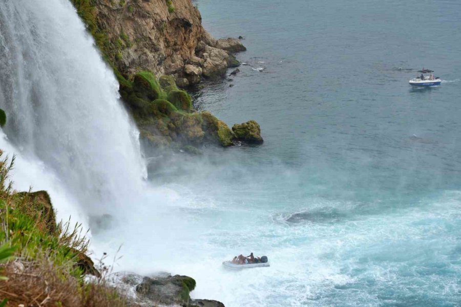 Antalya’da Turistler Yağmura Şemsiye, Şelaleye Objektif Açtılar