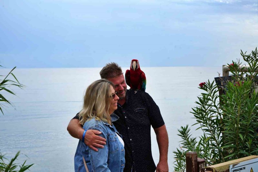Antalya’da Turistler Yağmura Şemsiye, Şelaleye Objektif Açtılar