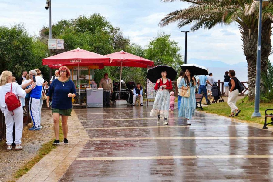 Antalya’da Turistler Yağmura Şemsiye, Şelaleye Objektif Açtılar