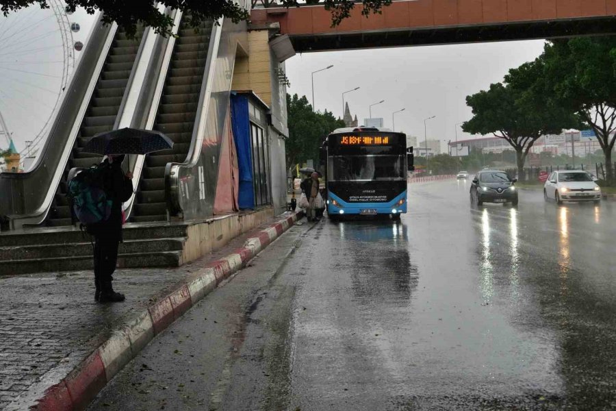 Antalya’da Sağanak Etkili Oldu: Hazırlıksız Yakalananlar Durak Ve Üst Geçitlerin Altına Sığındı