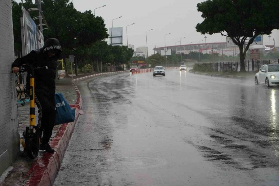 Antalya’da Sağanak Etkili Oldu: Hazırlıksız Yakalananlar Durak Ve Üst Geçitlerin Altına Sığındı