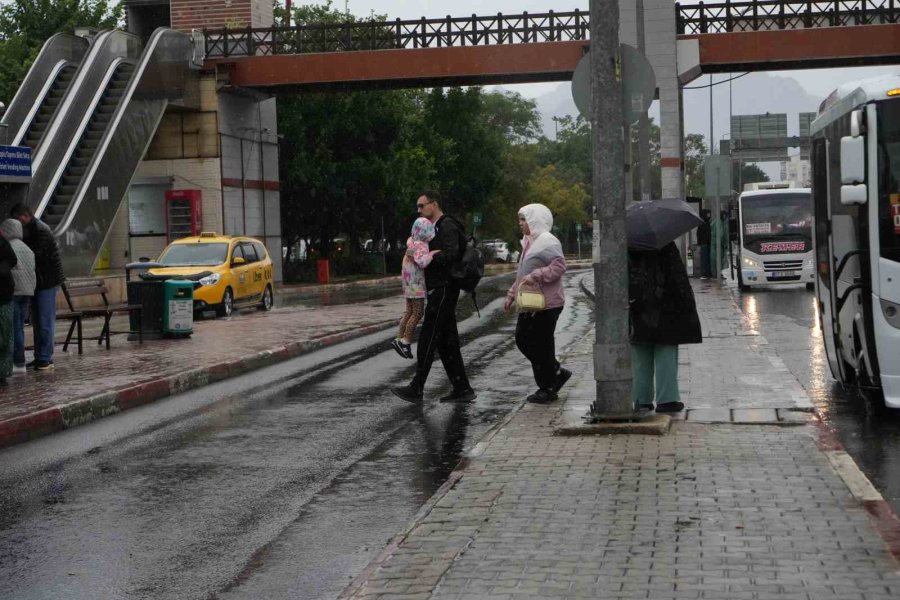Antalya’da Sağanak Etkili Oldu: Hazırlıksız Yakalananlar Durak Ve Üst Geçitlerin Altına Sığındı
