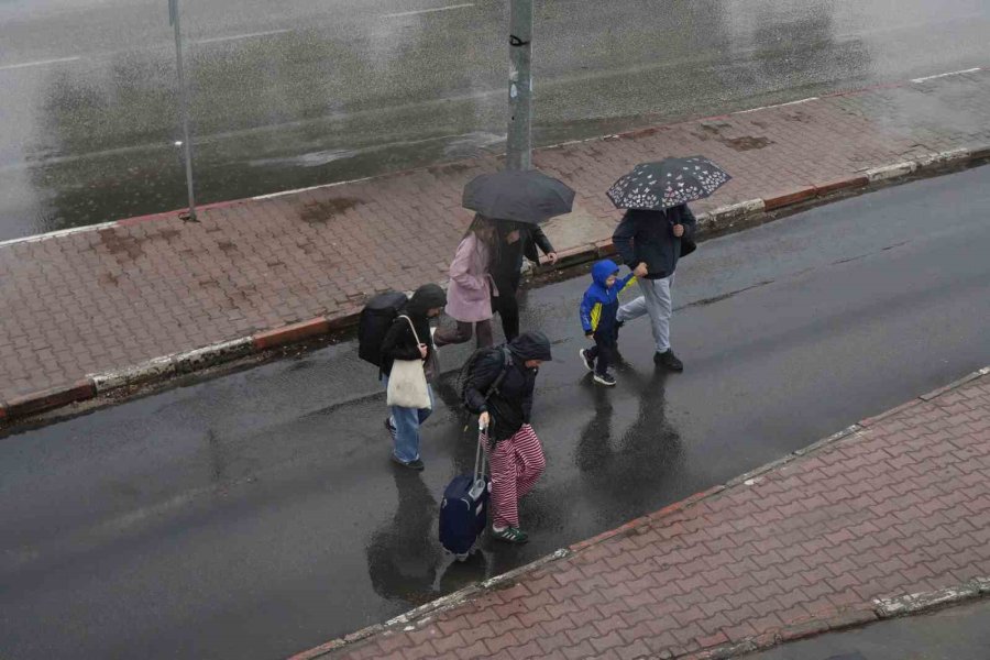 Antalya’da Sağanak Etkili Oldu: Hazırlıksız Yakalananlar Durak Ve Üst Geçitlerin Altına Sığındı