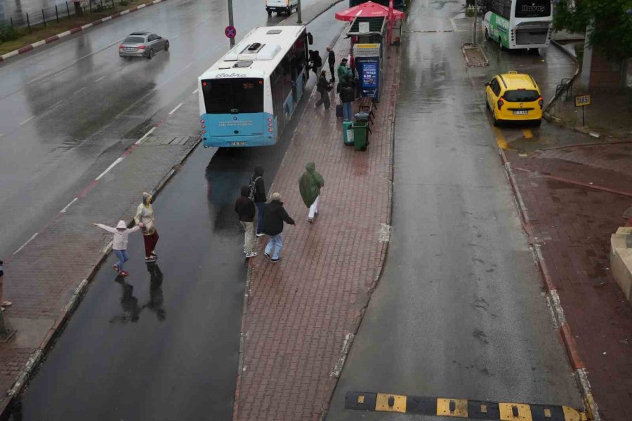 Antalya’da Sağanak Etkili Oldu: Hazırlıksız Yakalananlar Durak Ve Üst Geçitlerin Altına Sığındı