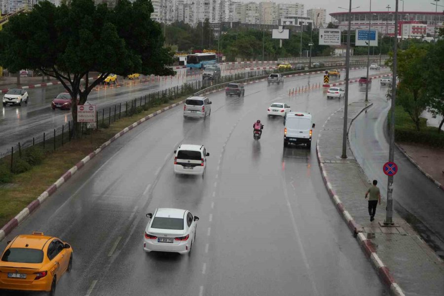 Antalya’da Sağanak Etkili Oldu: Hazırlıksız Yakalananlar Durak Ve Üst Geçitlerin Altına Sığındı