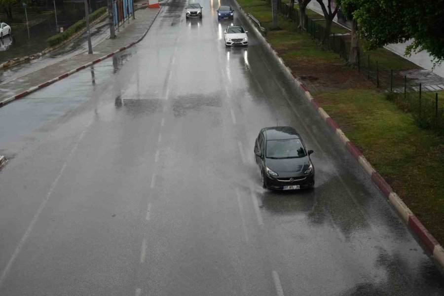 Antalya’da Sağanak Etkili Oldu: Hazırlıksız Yakalananlar Durak Ve Üst Geçitlerin Altına Sığındı