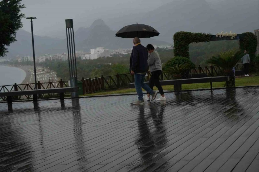 Antalya’da Sağanak Etkili Oldu: Hazırlıksız Yakalananlar Durak Ve Üst Geçitlerin Altına Sığındı
