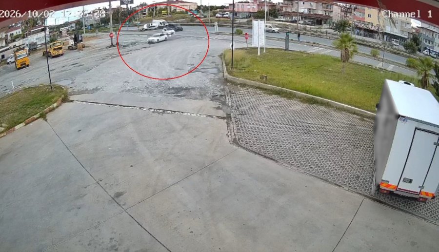 Otomobil Havada Takla Attıktan Sonra Tekerlerinin Üzerine Düştü