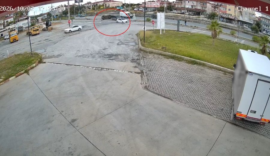 Otomobil Havada Takla Attıktan Sonra Tekerlerinin Üzerine Düştü