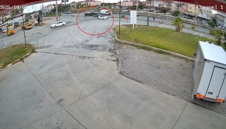 Otomobil Havada Takla Attıktan Sonra Tekerlerinin Üzerine Düştü