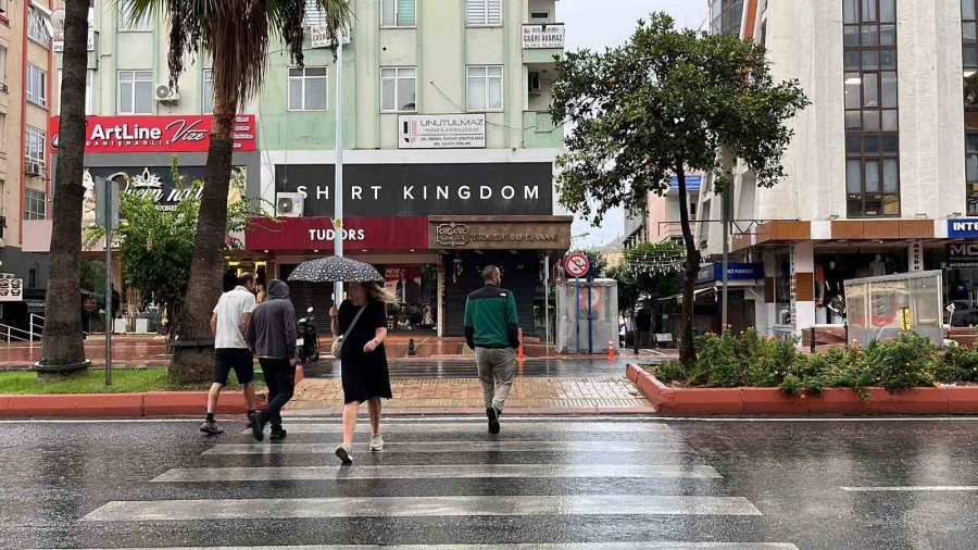 Alanya’da Sağanak Yağış Etkili Oldu: Hazırlıksız Yakalananlar Zor Anlar Yaşadı