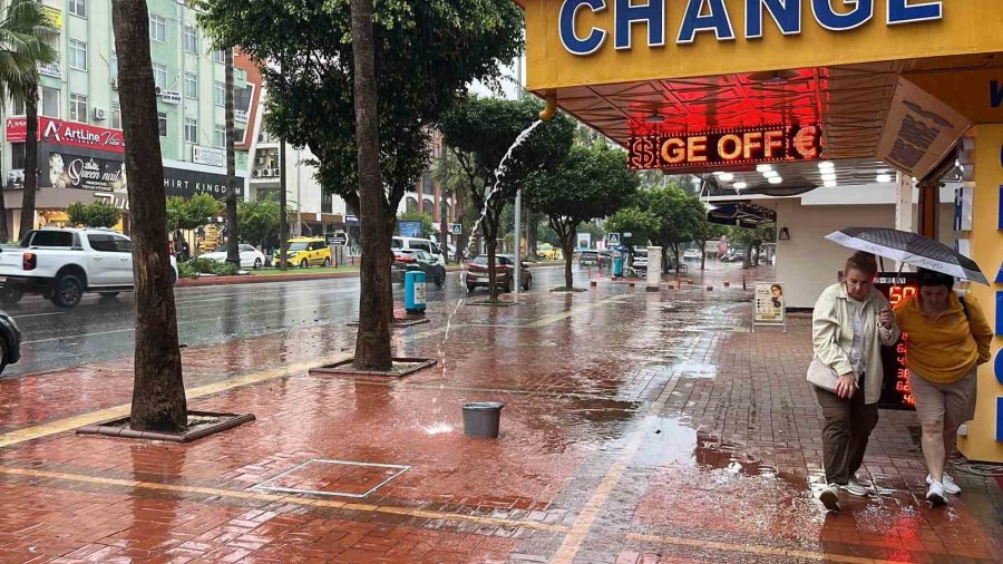 Alanya’da Sağanak Yağış Etkili Oldu: Hazırlıksız Yakalananlar Zor Anlar Yaşadı