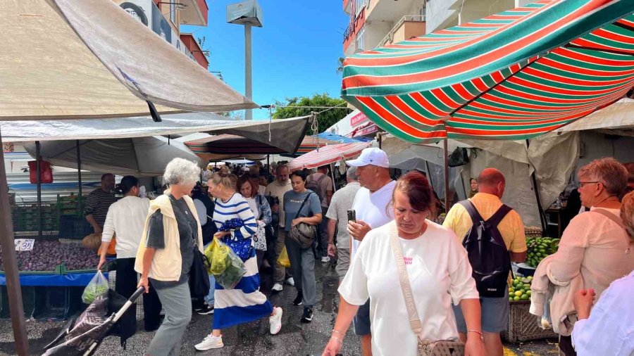 Alanya’da Sağanak Pazar Yerini Göle Çevirdi