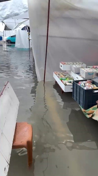 Alanya’da Sağanak Pazar Yerini Göle Çevirdi
