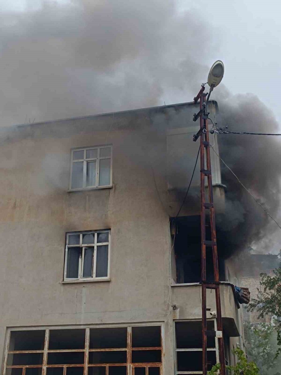 Ev Yangınında Mahsur Kalan Kadın Kurtarıldı