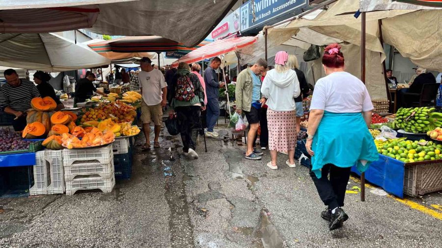 Alanya’da Sağanak Pazar Yerini Göle Çevirdi