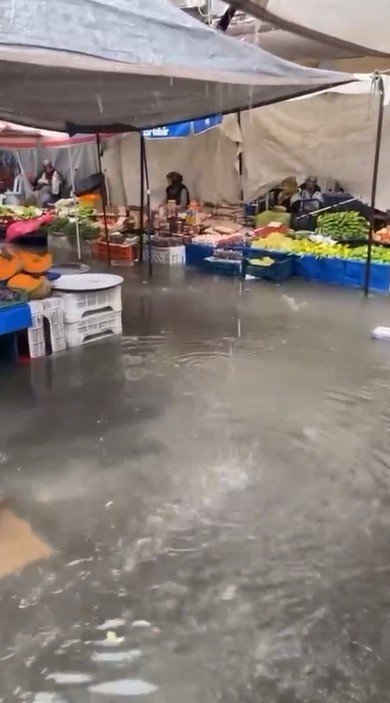 Alanya’da Sağanak Pazar Yerini Göle Çevirdi