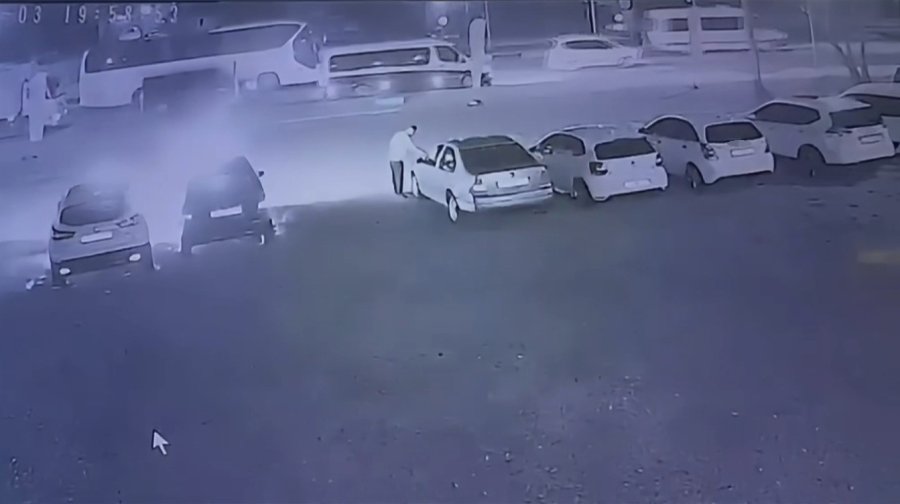 Elinde Benzin Bidonuyla Gelip Galerideki 6 Aracı Ateşe Verdi